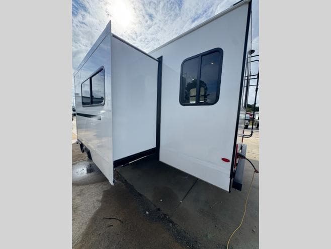 2026 Winnebago 2026 Winnebago Thrive - thumbnail 6