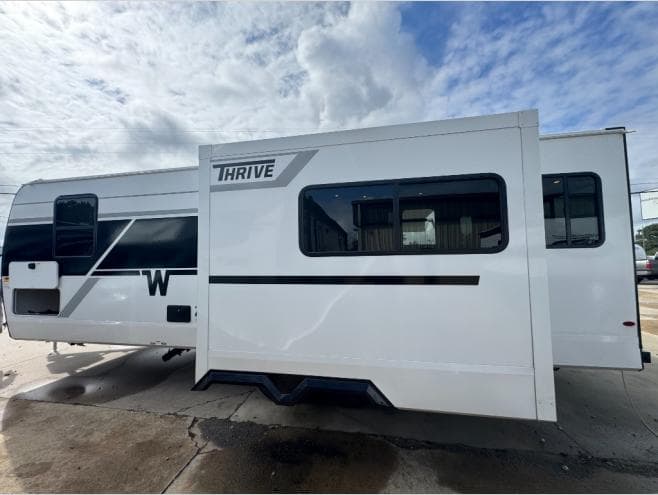 2026 Winnebago 2026 Winnebago Thrive - thumbnail 7