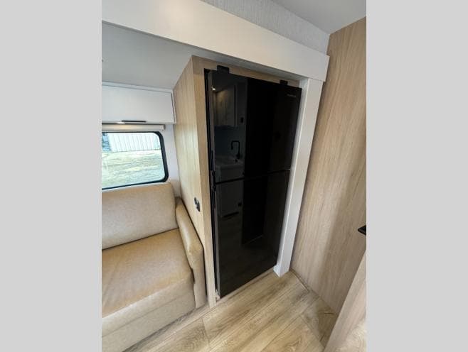 2026 Winnebago 2026 Winnebago Thrive - thumbnail 12