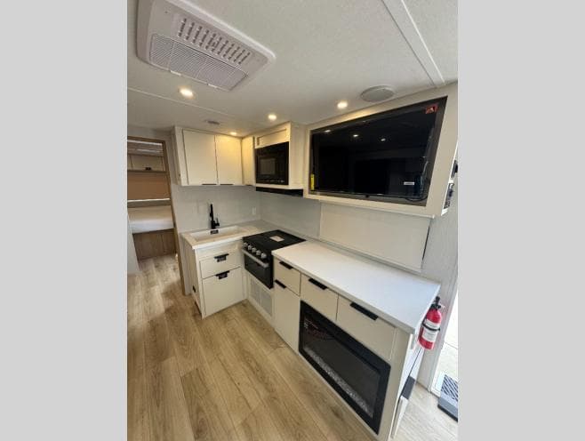 2026 Winnebago 2026 Winnebago Thrive - thumbnail 15