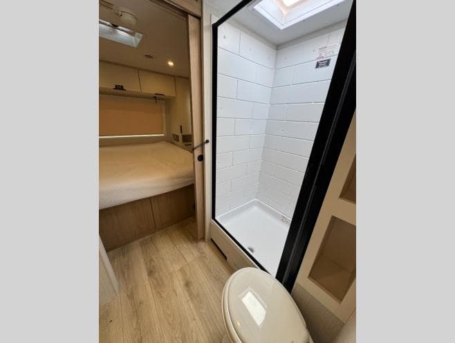2026 Winnebago 2026 Winnebago Thrive - thumbnail 17