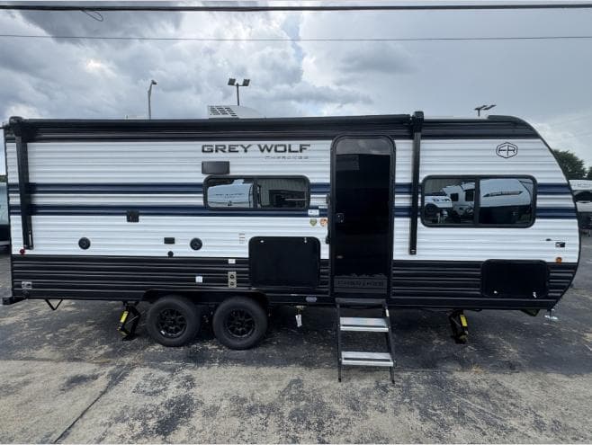 2027 Forest River 2027 Forest River Cherokee Grey Wolf - thumbnail 3