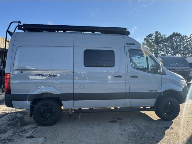 2027 Winnebago 2027 Winnebago Revel Sport - thumbnail 3