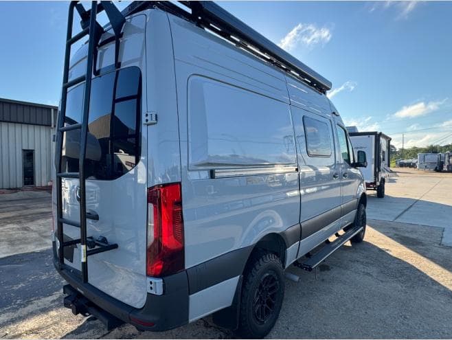 2027 Winnebago 2027 Winnebago Revel Sport - thumbnail 4