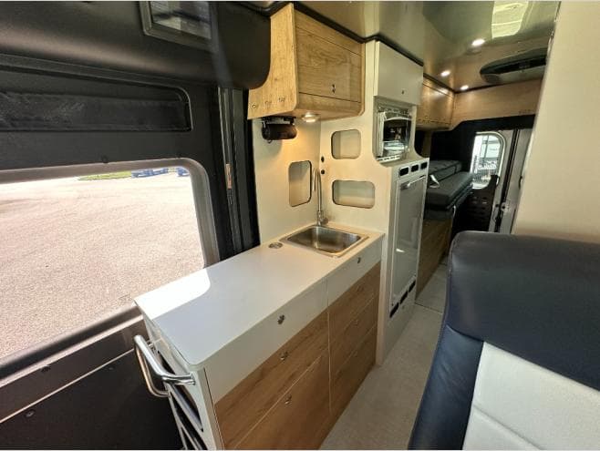 2026 Airstream 2026 Airstream Rangeline - thumbnail 15