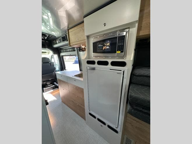2026 Airstream 2026 Airstream Rangeline - thumbnail 18