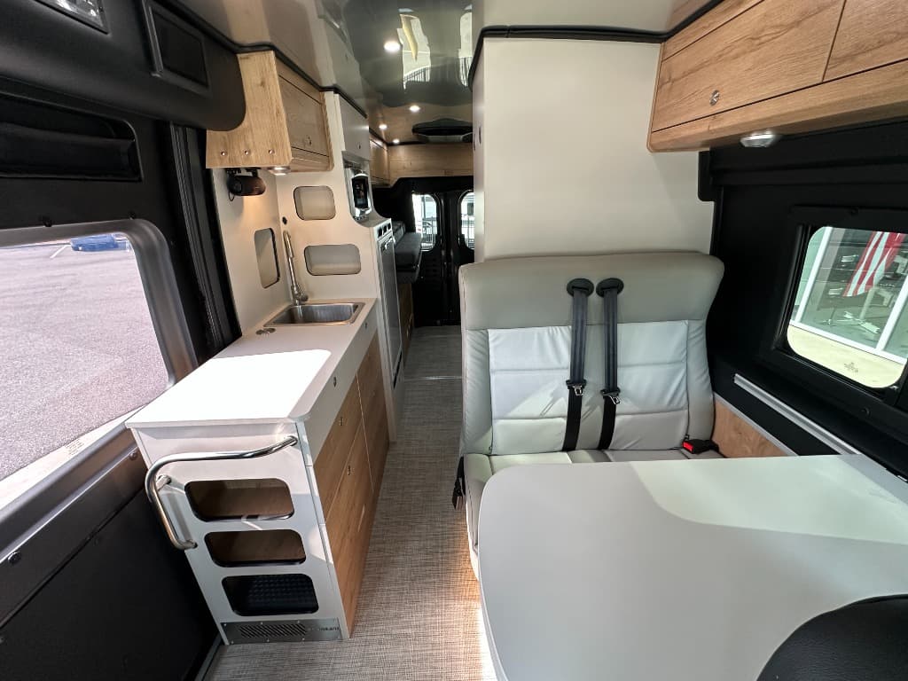 2026 Airstream 2026 Airstream Rangeline - thumbnail 16