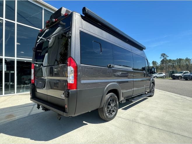 2026 Airstream 2026 Airstream Rangeline - thumbnail 4