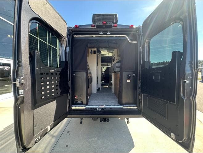 2026 Airstream 2026 Airstream Rangeline - thumbnail 6