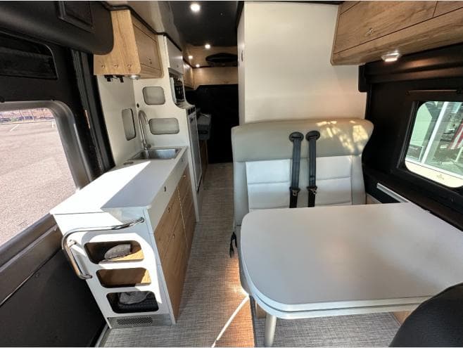 2026 Airstream 2026 Airstream Rangeline - thumbnail 15