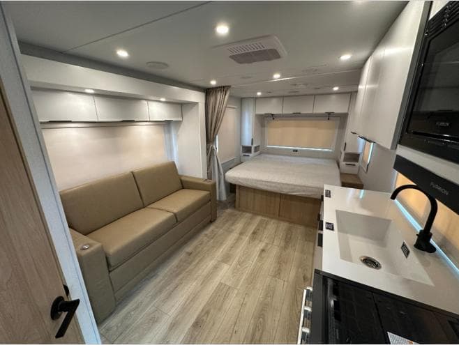 2026 Winnebago 2026 Winnebago Thrive - thumbnail 10
