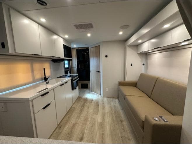 2026 Winnebago 2026 Winnebago Thrive - thumbnail 13