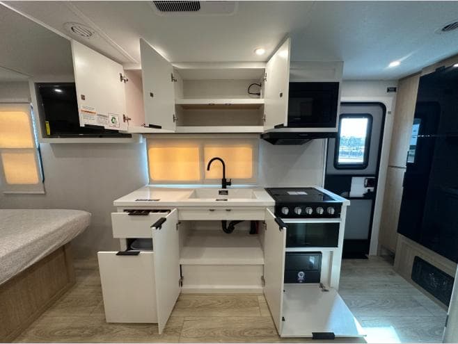 2026 Winnebago 2026 Winnebago Thrive - thumbnail 15