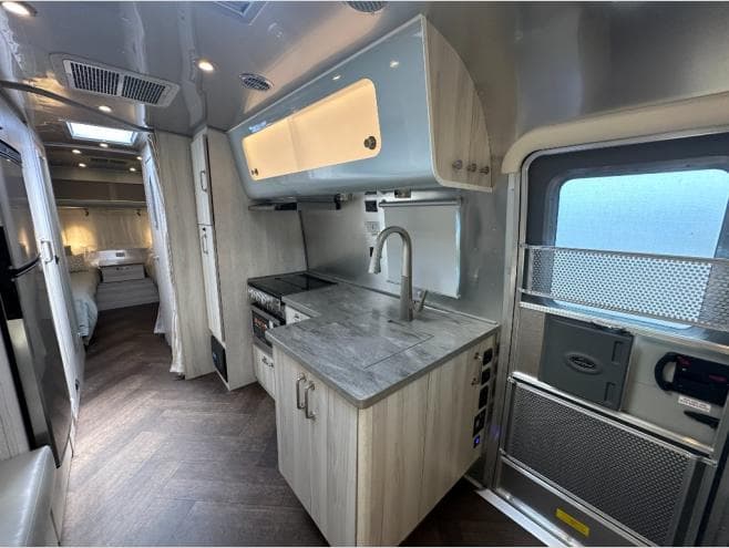 2026 Airstream 2026 Airstream International - thumbnail 14
