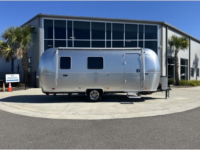 2026 Airstream 2026 Airstream World Traveler - thumbnail 4