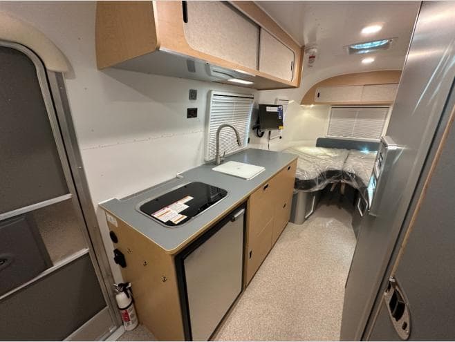 2026 Airstream 2026 Airstream World Traveler - thumbnail 13
