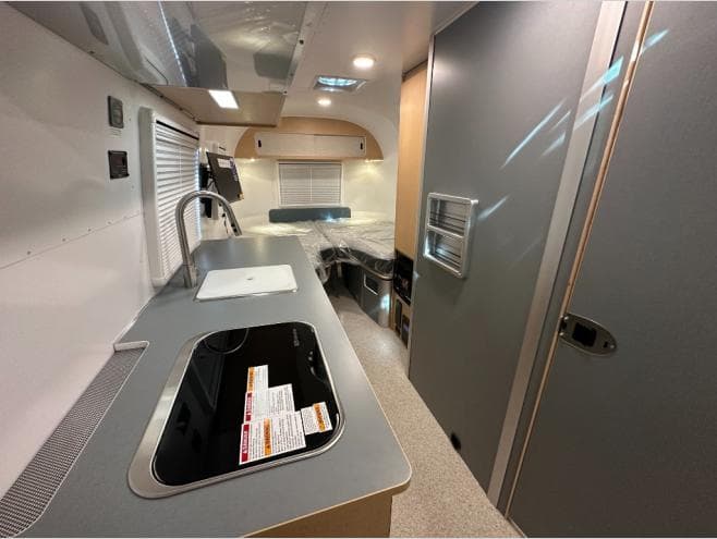 2026 Airstream 2026 Airstream World Traveler - thumbnail 14