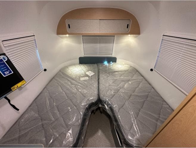 2026 Airstream 2026 Airstream World Traveler - thumbnail 15