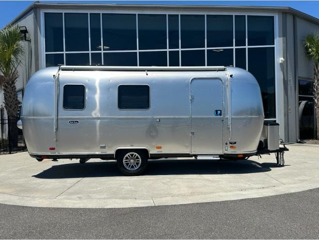 2026 Airstream 2026 Airstream World Traveler - thumbnail 4