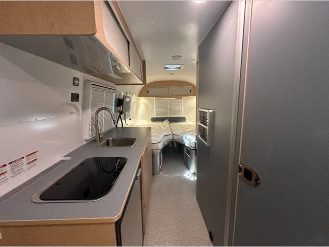 2026 Airstream 2026 Airstream World Traveler - thumbnail 12