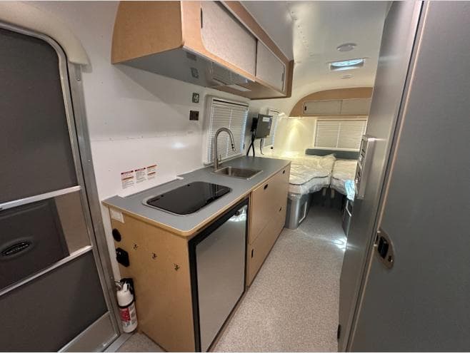 2026 Airstream 2026 Airstream World Traveler - thumbnail 13