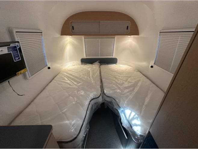 2026 Airstream 2026 Airstream World Traveler - thumbnail 15