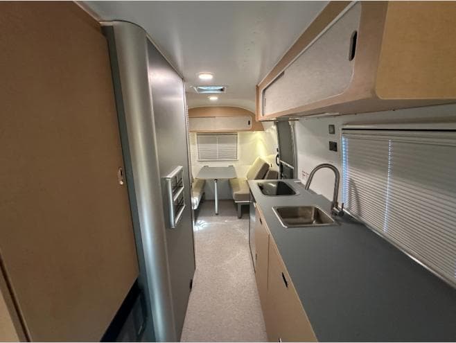 2026 Airstream 2026 Airstream World Traveler - thumbnail 16
