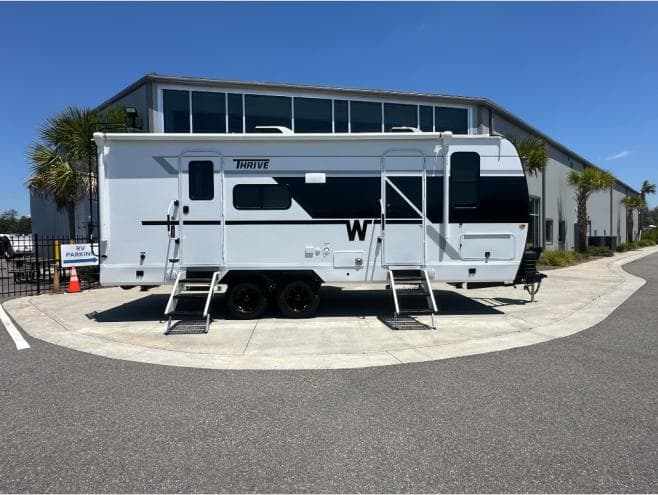 2026 Winnebago 2026 Winnebago Thrive - thumbnail 3