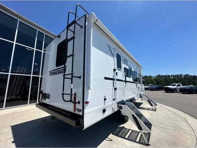 2026 Winnebago 2026 Winnebago Thrive - thumbnail 4