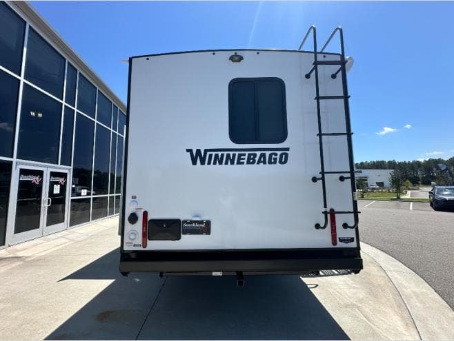 2026 Winnebago 2026 Winnebago Thrive - thumbnail 5