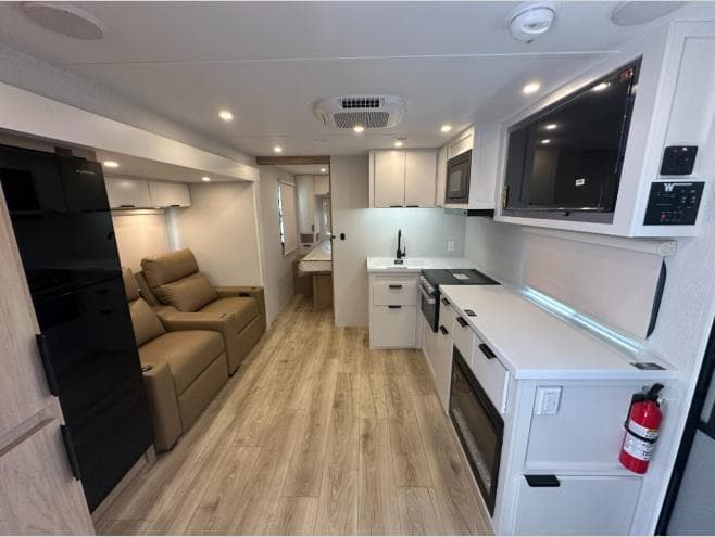 2026 Winnebago 2026 Winnebago Thrive - thumbnail 10