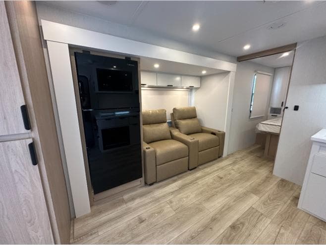 2026 Winnebago 2026 Winnebago Thrive - thumbnail 11