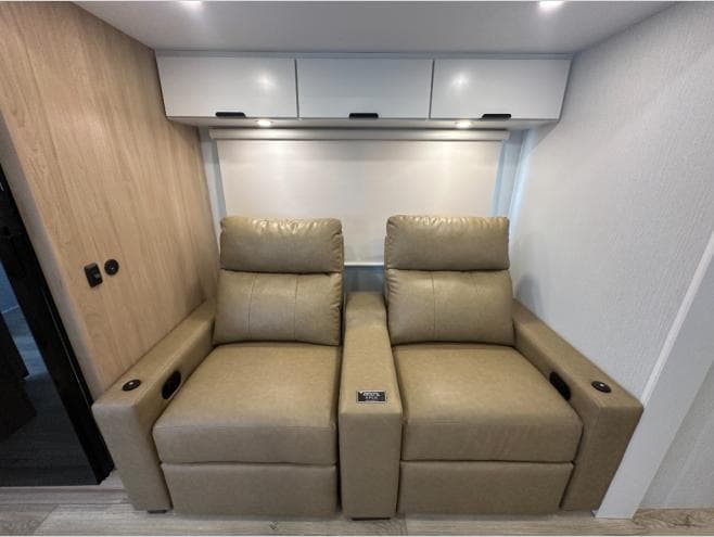 2026 Winnebago 2026 Winnebago Thrive - thumbnail 13