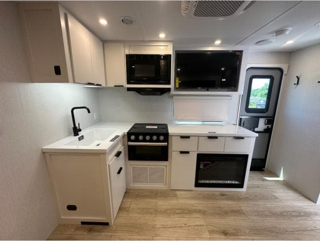2026 Winnebago 2026 Winnebago Thrive - thumbnail 17