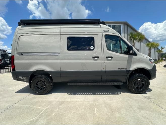 2027 Tiffin Motorhomes 2027 Tiffin Motorhomes GH1 - thumbnail 3