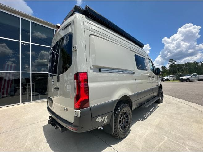 2027 Tiffin Motorhomes 2027 Tiffin Motorhomes GH1 - thumbnail 4