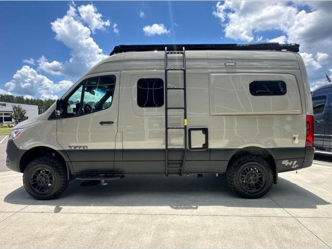 2027 Tiffin Motorhomes 2027 Tiffin Motorhomes GH1 - thumbnail 7