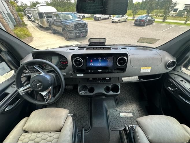 2027 Tiffin Motorhomes 2027 Tiffin Motorhomes GH1 - thumbnail 10