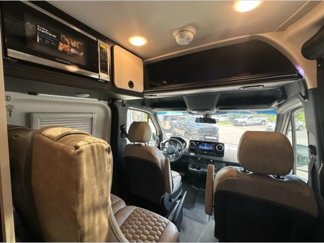 2027 Tiffin Motorhomes 2027 Tiffin Motorhomes GH1 - thumbnail 13