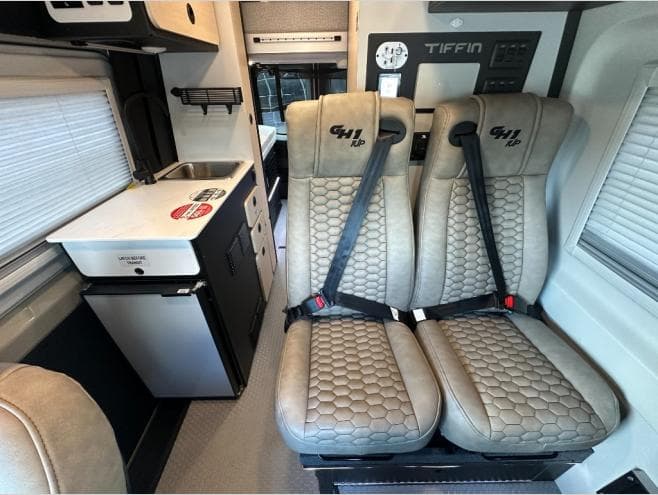 2027 Tiffin Motorhomes 2027 Tiffin Motorhomes GH1 - thumbnail 14