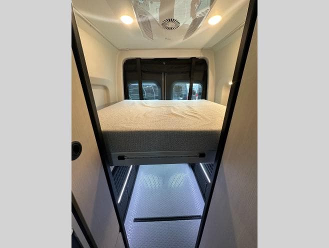 2027 Tiffin Motorhomes 2027 Tiffin Motorhomes GH1 - thumbnail 18