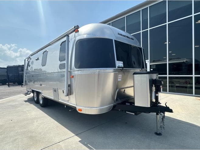 2027 Airstream Globetrotter 25FB Twin