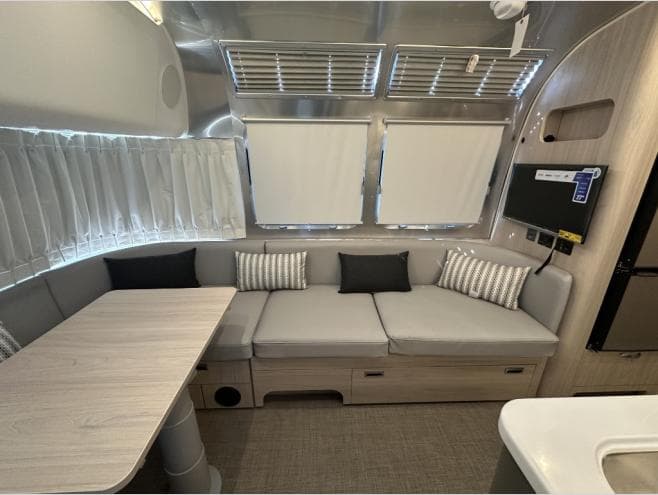 2027 Airstream 2027 Airstream Globetrotter - thumbnail 12