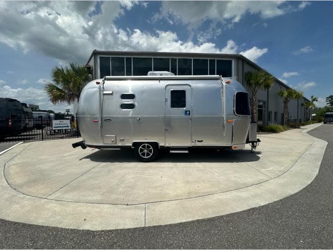 2027 Airstream 2027 Airstream Caravel - thumbnail 4