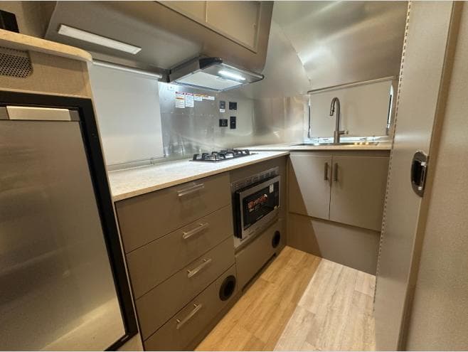 2027 Airstream 2027 Airstream Caravel - thumbnail 15