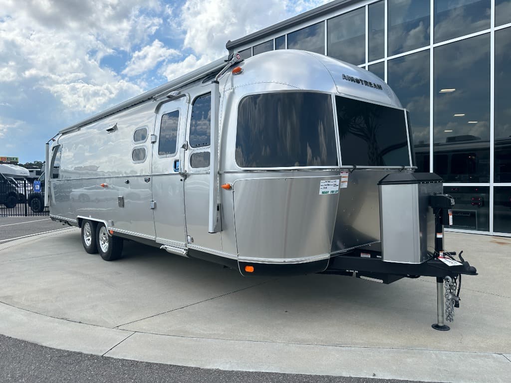 2027 Airstream Classic 30RBQ