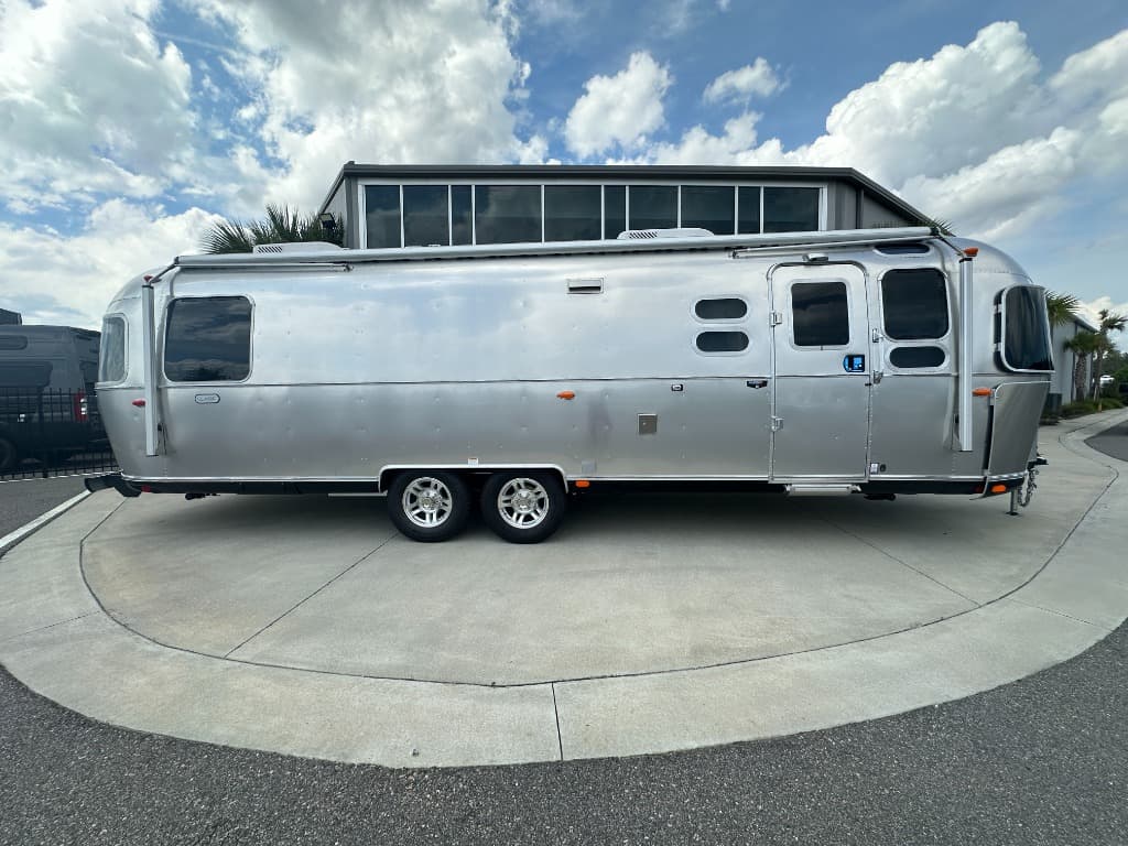 2027 Airstream 2027 Airstream Classic - thumbnail 4