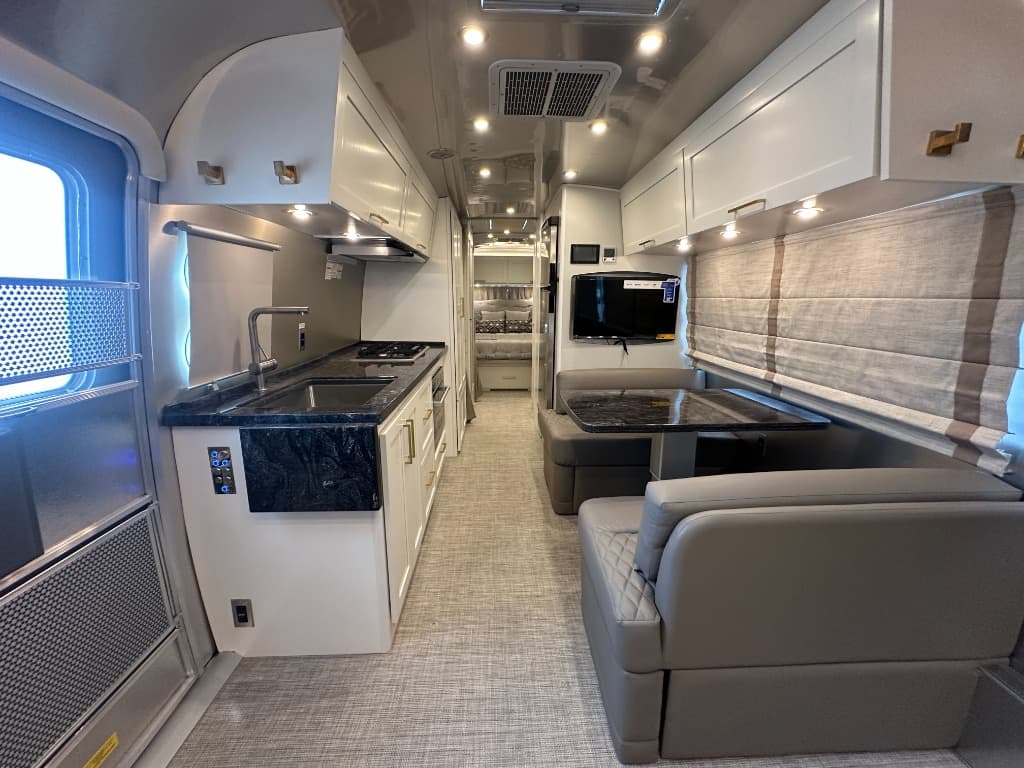 2027 Airstream 2027 Airstream Classic - thumbnail 11