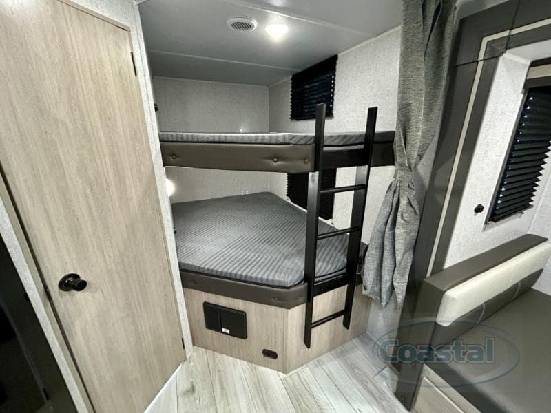 2026 East To West 2026 East To West Della Terra - thumbnail 21