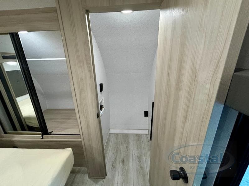 2026 East To West 2026 East To West Della Terra - thumbnail 24